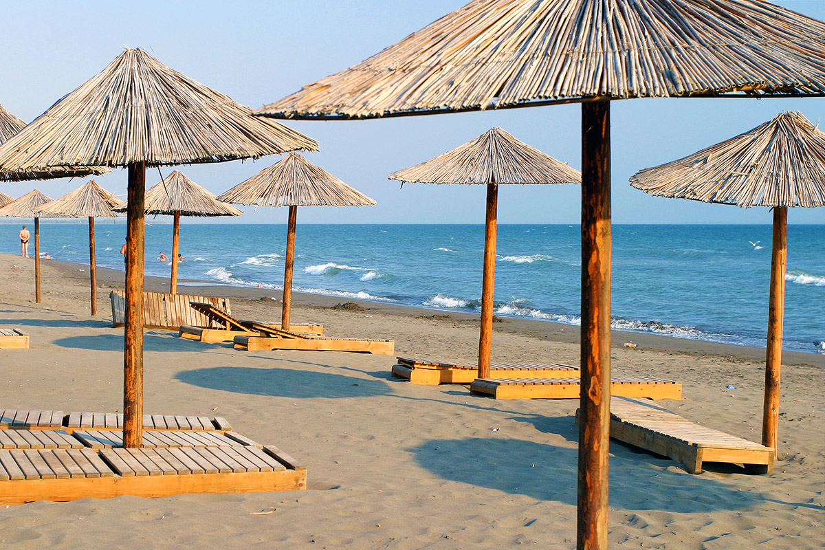 montenegro/ulcinj_umbrellas_beach_chairs