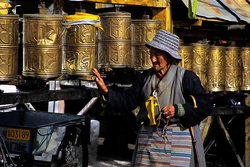 tibet/lhasa_prayer_wheels_woman